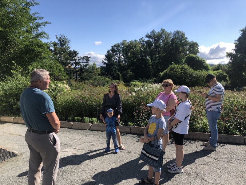 Познавательная экскурсия для детей сотрудников ДВОМЦ прошла в ботаническом саду  