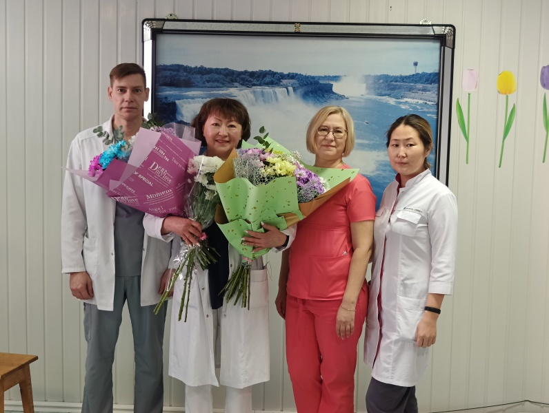 В Якутской больнице ФГБУЗ ДВОМЦ ФМБА России отметили юбилей опытнейшего врача-кардиолога, работающего в больнице более 32 лет! 