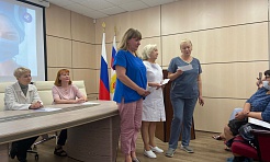 Четырнадцать работников Дальневосточного окружного медицинского центра ФМБА России получили награды в Международный день медицинской сестры.