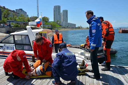 Сотрудники ДВОМЦ ФМБА России приняли участие в масштабном учении по спасению людей на море