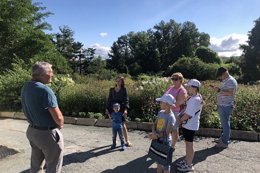 Познавательная экскурсия для детей сотрудников ДВОМЦ прошла в ботаническом саду  